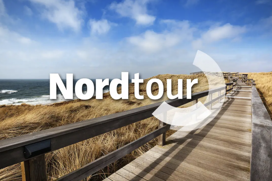 Küstenlandschaft und NDR Nordtour Logo