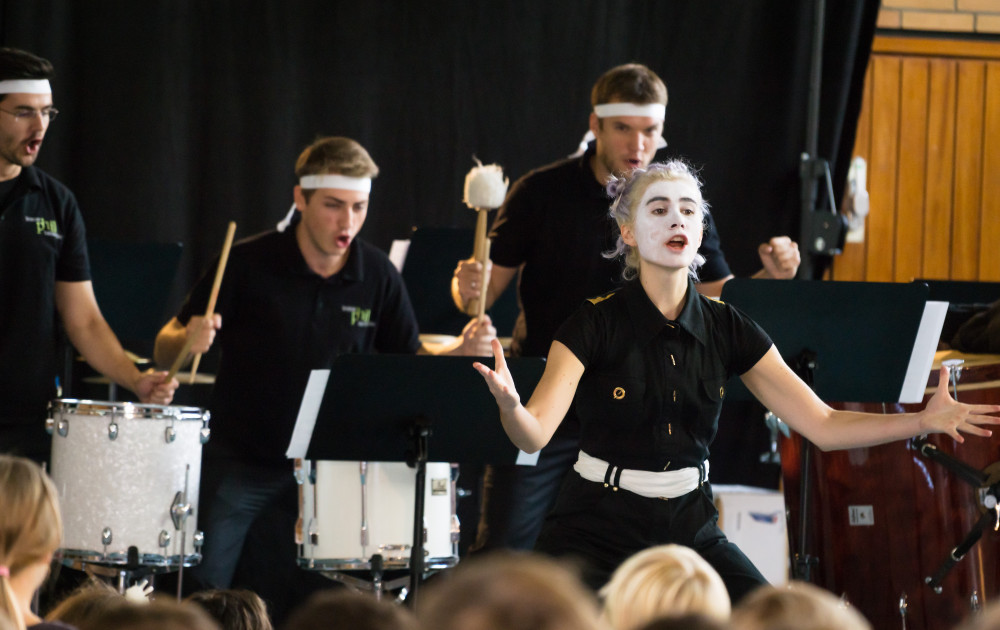 Drum out Schlagwerker und Pantomime Credits Rudolf Loerinc