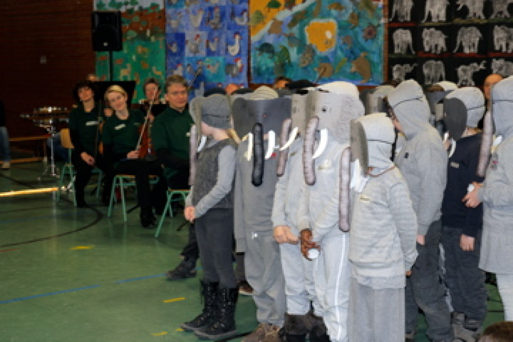 Kinder als Elefanten verkleidet beim "Karneval der Tiere"