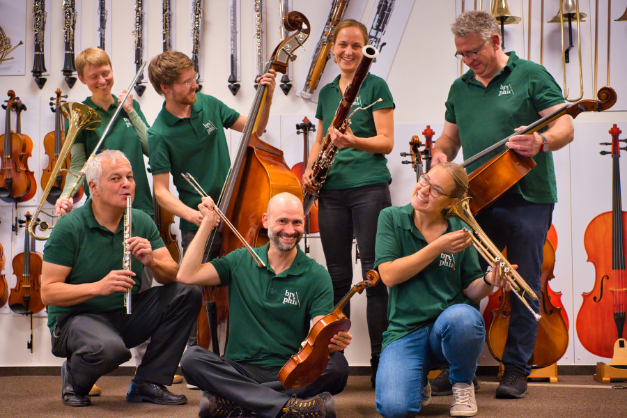 Musikwerkstatt Team mit Instrumenten