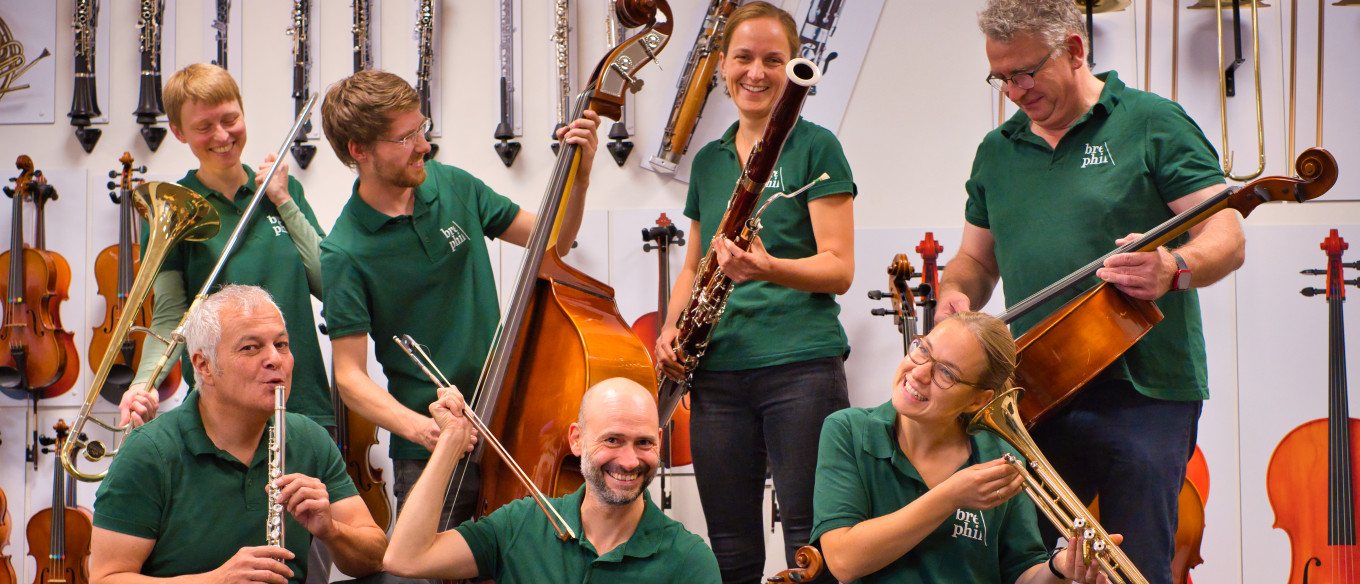 Musikwerkstatt Team mit Instrumenten