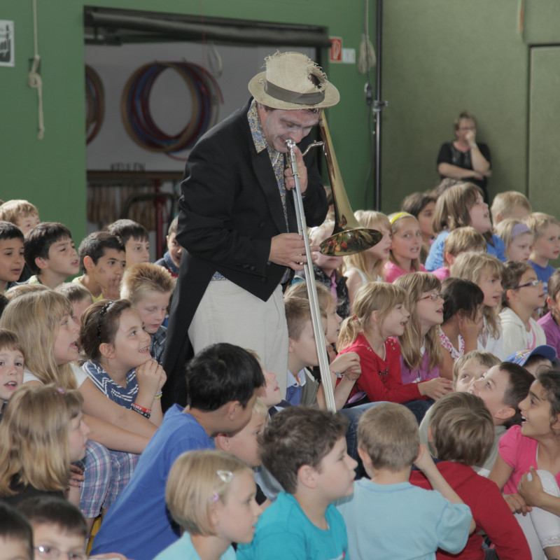 Posaunist in Kindermenge bei "Professor Zweistein und das Geisterblech" - Aufführung