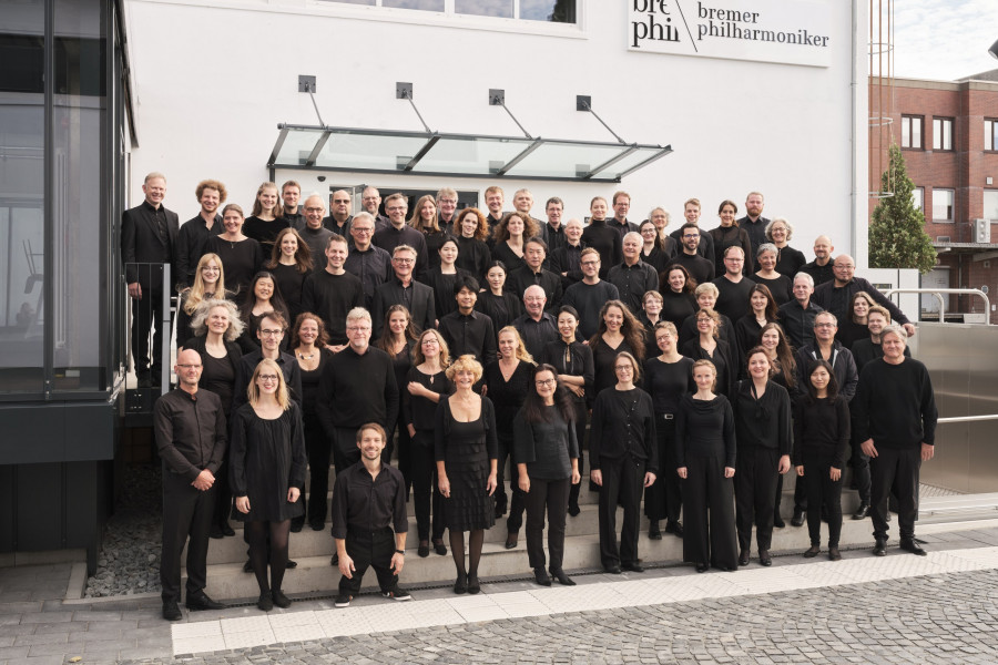 Bremer Philharmoniker Orchesterfoto in der Besetzung 23-24 vor der Halle 1