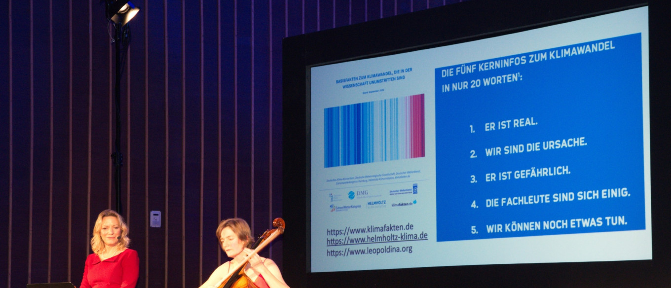 Klimaschutzveranstaltung mit zwei Musikerinnen auf der Bühne