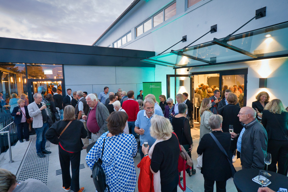 Menschen draußen vor der Halle 1