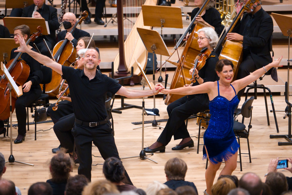 Tanzpaar und Orchester in der Halle 1