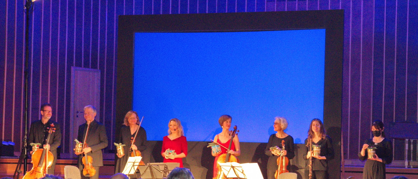 Musiker*innen auf der Bühne bei Klimaschutzveranstaltung