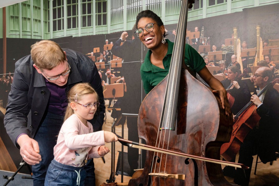 Mädchen führt den Bogen über einen Kontrabass bei Musik mit Pfiff