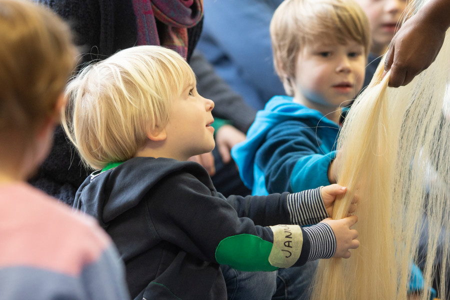 kleine Kinder befühlen Bogenhaare bei Musik mit Pfiff