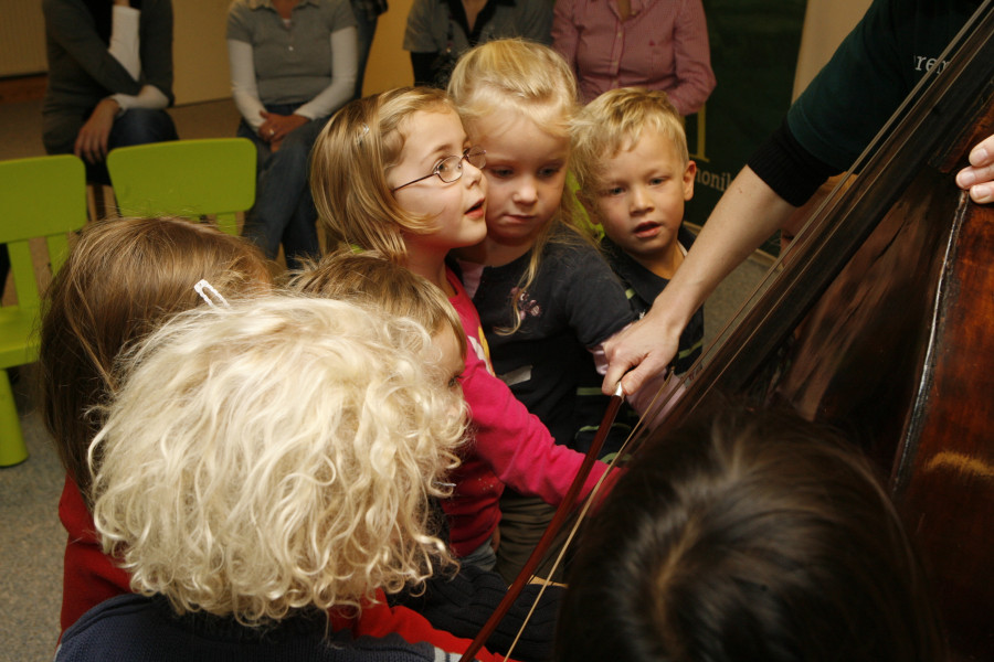 staunende Kinder vorm Kontrabass