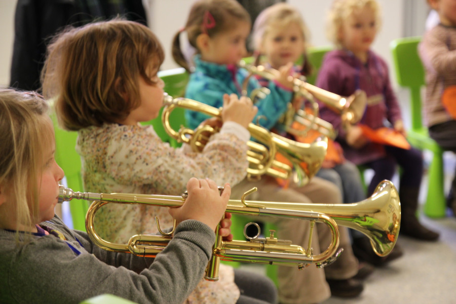 kleine Kinder mit Trompeten