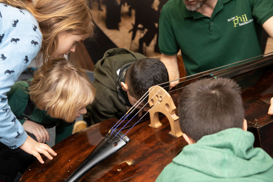 Kinder schauen in den Kontrabass