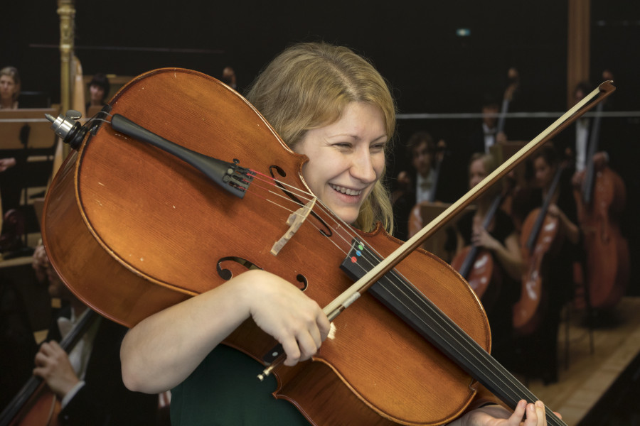 Frau mit Cello