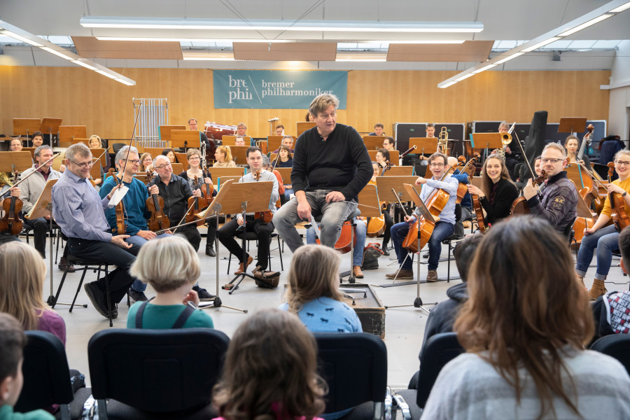 Kinder bei einer Orchesterprobe