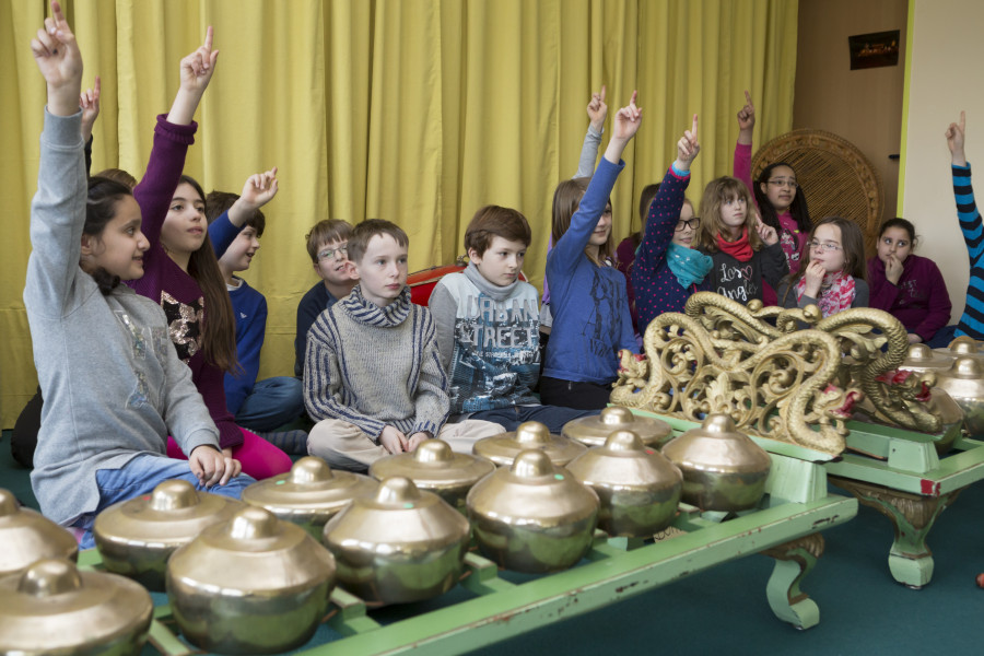 Kinder an Gamelaninstrumenten