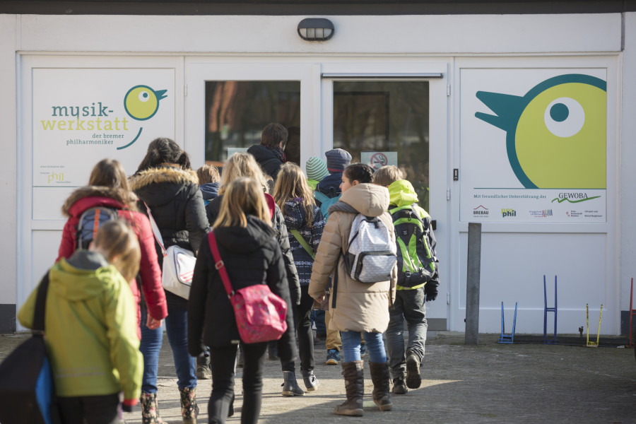 Kinder gehen in die Musikwerkstatt