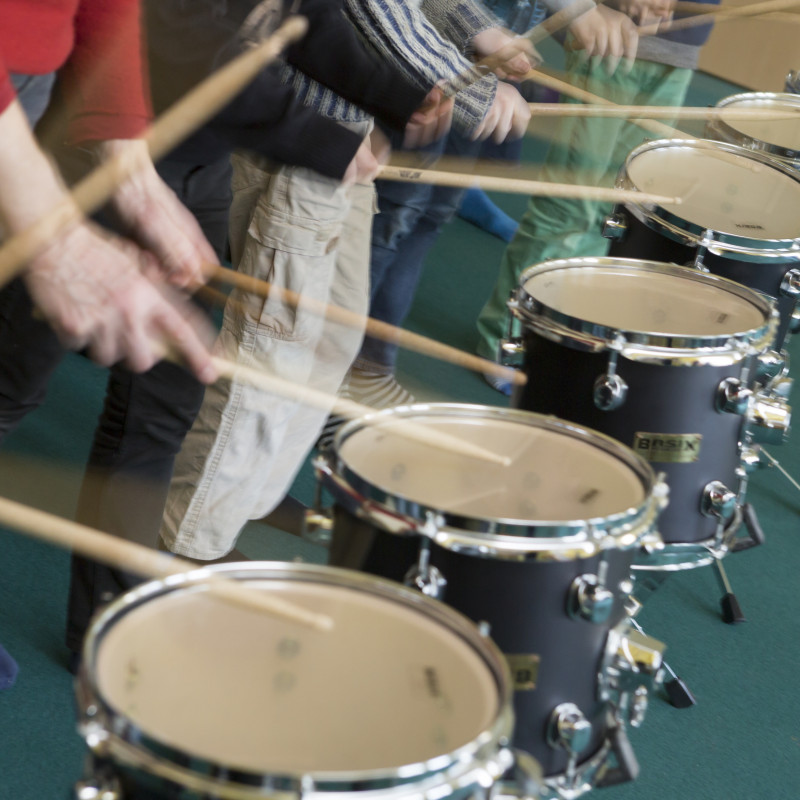 Hände mit Sticks und Tom Toms